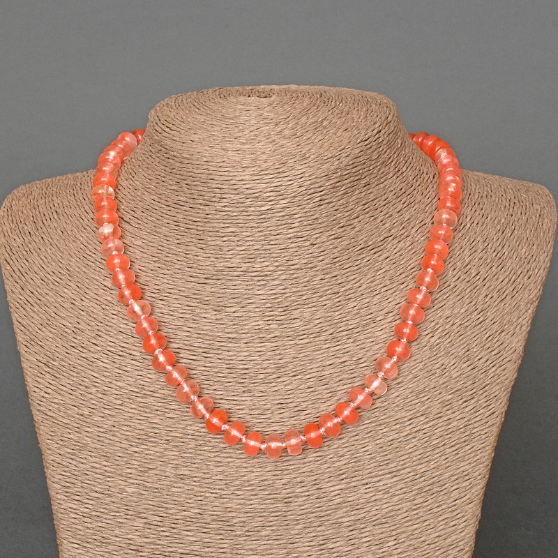 Náhrdelník z chalcedonu, přírodní kámen, hladké korálky ve tvaru rondelů, průměr 8×5 mm, délka 46 cm.